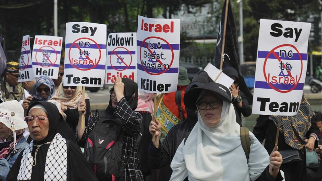 Cientos de manifestantes en Jakarta, Indonesia caminan en las calles en contra de la participación de Israel en el Mundial Sub-20. AP