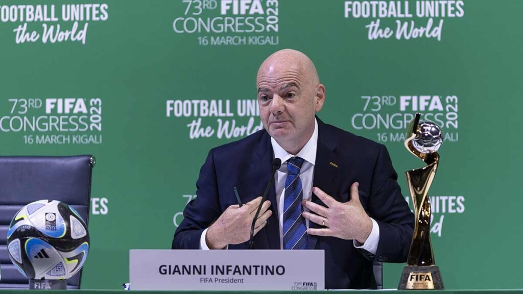 Gianni Infantino, presidente de FIFA, habla durante una conferencia de prensa en el 73er Congreso de FIFA. AP