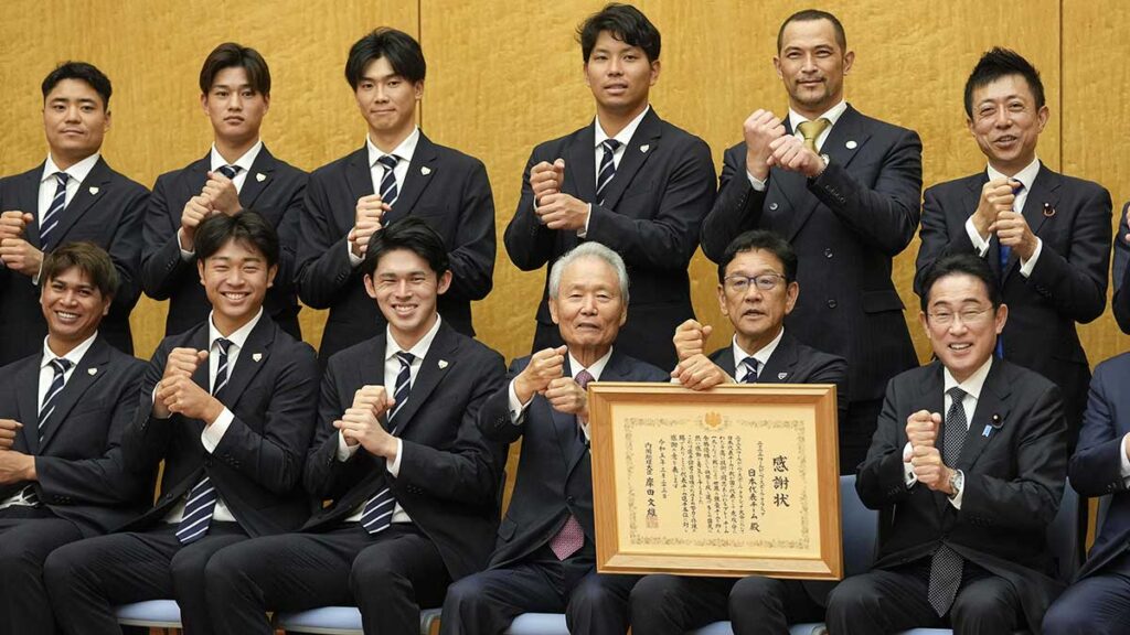 El mánager de la selección de béisbol de Japón, Hideki Kuriyama (segundo a la derecha) y el primer ministro japonés Fumio Kishida. AP