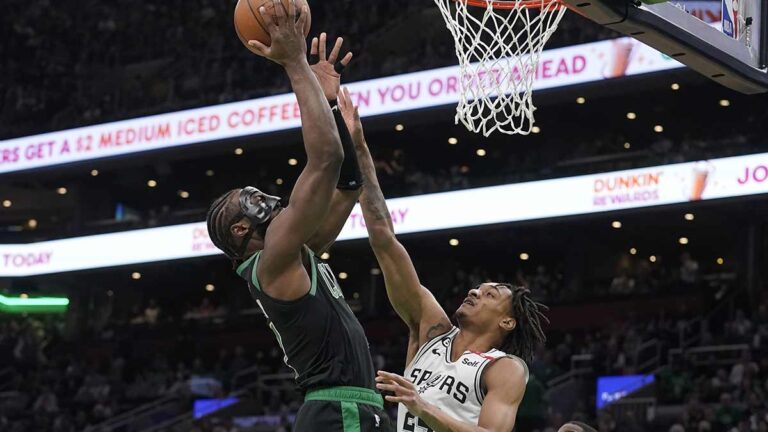 Los Celtics aplastan a los Spurs y acecha a los Bucks por el primer lugar de la Conferencia Este
