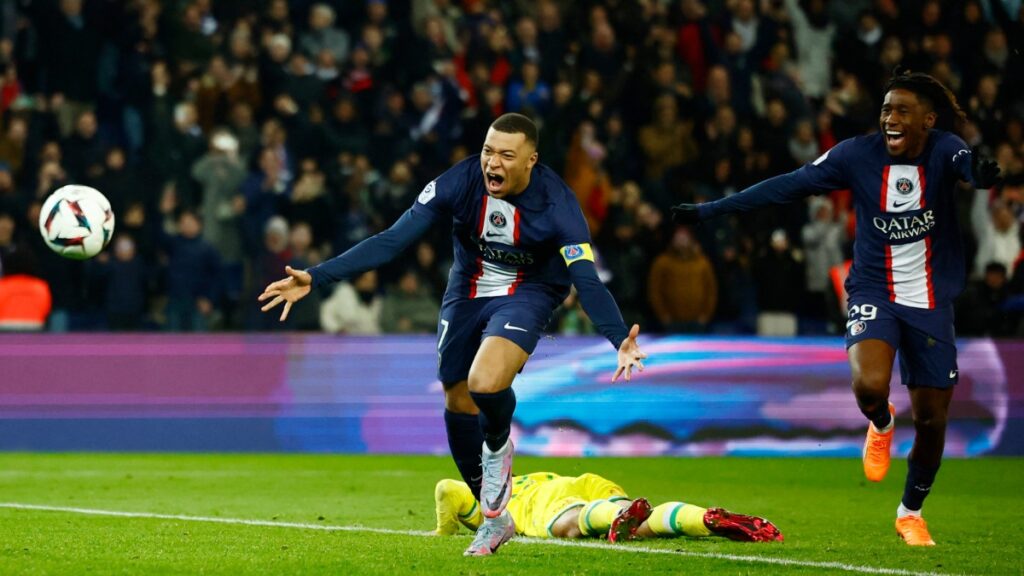 Kylian Mbappé supera a Edison Cavani. | Meyssonnier - Reuters