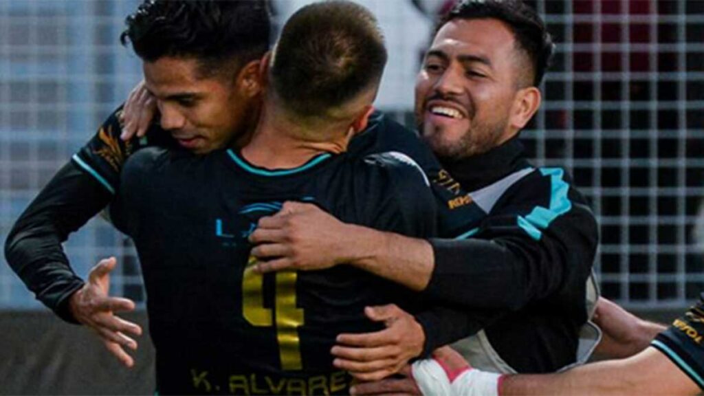 Los jugadores del Atlético la Paz celebran un gol. Imago 7
