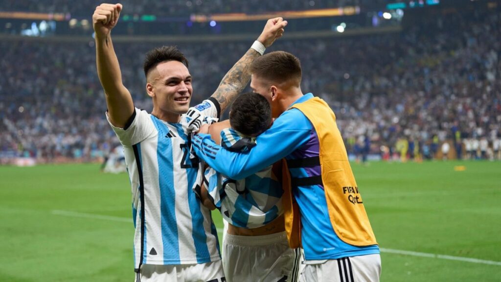Lautaro Martínez celebra el gol de Gonzalo Montiel para ser campeones del mundo