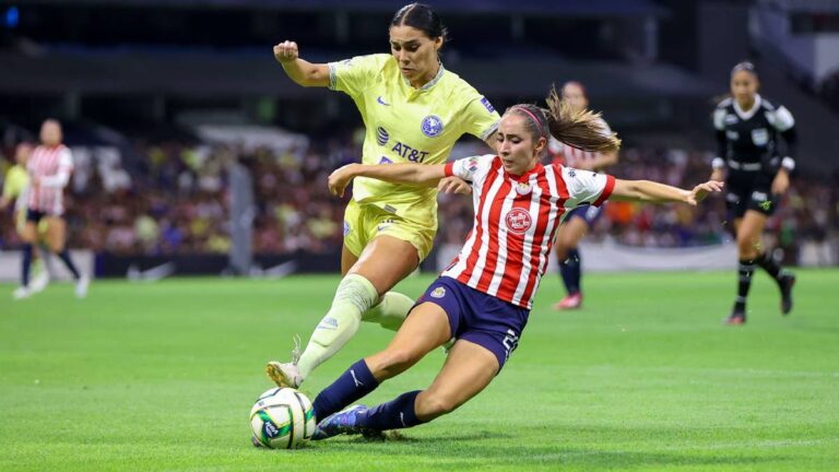 Andrea Pereira marca el segundo del América en el Clásico Nacional Femenil