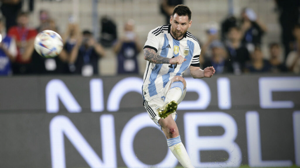 Messi ejecuta un tiro libre. - @Argentina.