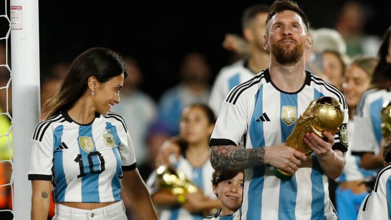 Tini le enseña a bailar a Lionel Messi en la fiesta privada de la selección de Argentina
