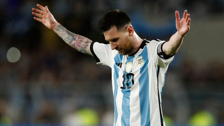 Golazo de Leo Messi de tiro libre y la afición se rinde al 10 de la Albiceleste