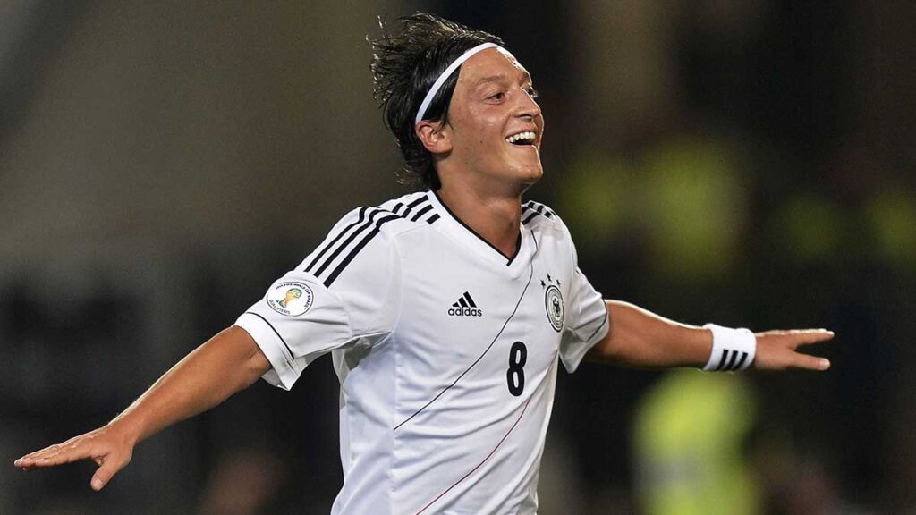 Mesut Ozil brilló con la selección de Alemania en Copa del Mundo de 2014. AP