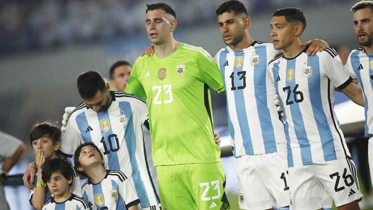 El ‘Muchachos’ más emotivo en el Monumental que lleva a las lágrimas a Messi, el Dibu y Scaloni ante Panamá