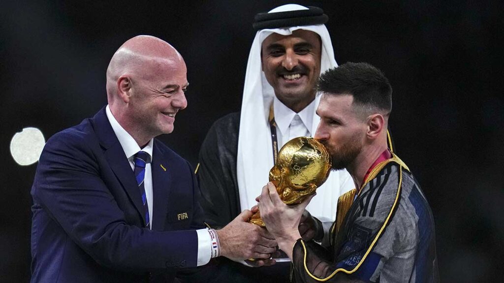 El astro argentino Lionel Messi besa el trofeo de la Copa Mundial. AP