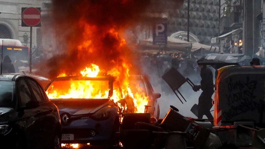 Nápoles arde con los enfrentamientos entre aficionados. Reuters