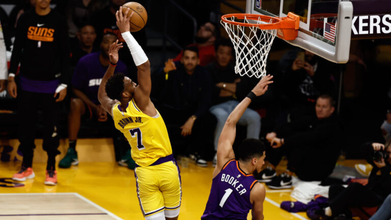 Los Lakers vencen a los Suns y siguen soñando con los Playoffs
