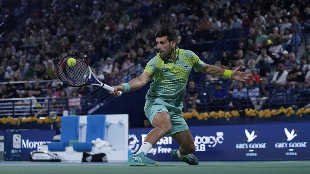 Novak Djokovic devuelve ante Tallon Griekspoor durante un partido del torneo de Dubái AP
