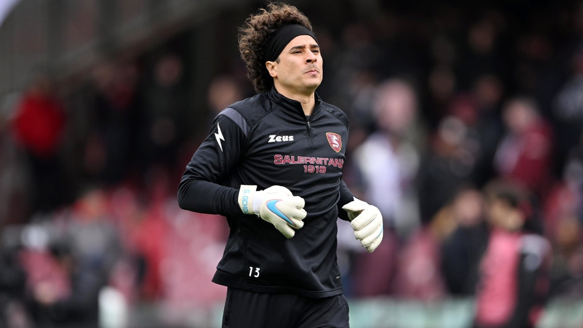 Guillermo Ochoa se gana el cariño de la afición de la Salernitana y ¡le dedican un pastel!