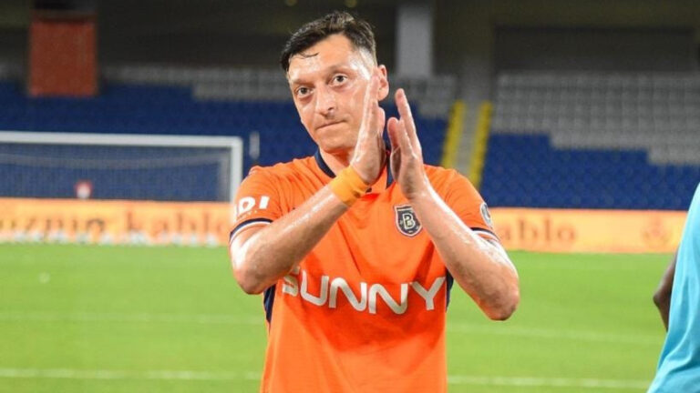 Mesut Ozil anuncia su retiro como jugador de fútbol