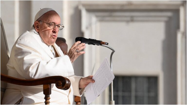 El Papa Francisco es internado por problemas respiratorios