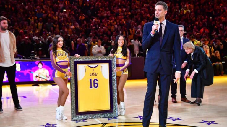 Los Lakers retiran la camiseta 16 de Pau Gasol