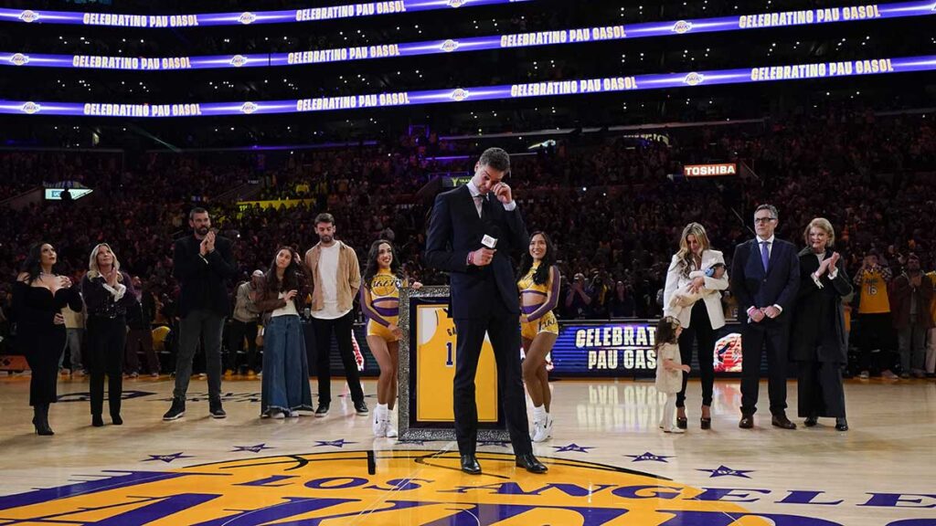 Es retirado el jersey de Pau Gasol con los Lakers. AP