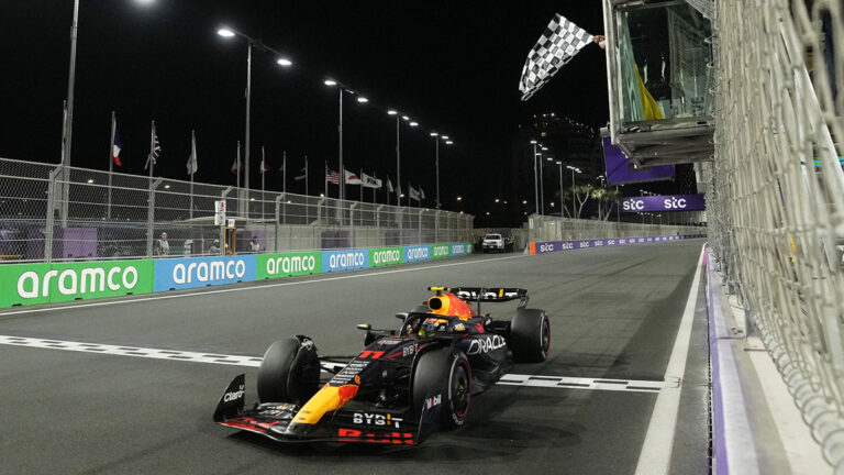Checo Pérez y su festejo en el Gran Premio de Arabia Saudíta, en imágenes