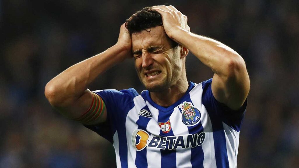 Ivan Marcano lamenta la eliminación del Porto de la Champions League. Reuters