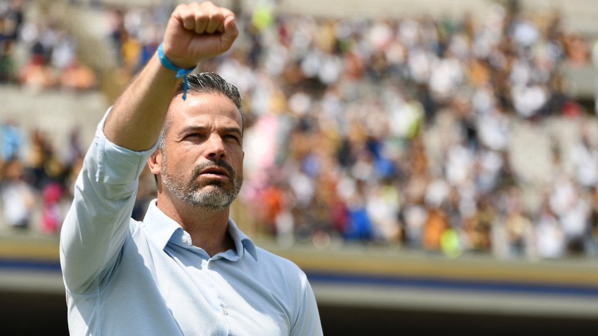 La afición de Pumas molesta tras la derrota, piden la salida de Rafa Puente