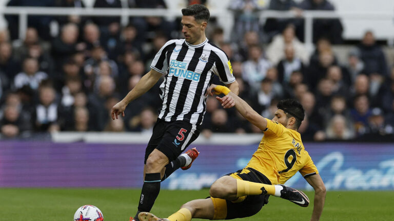 Duro revés para el Wolverhampton de Raúl Jiménez ante el Newcastle