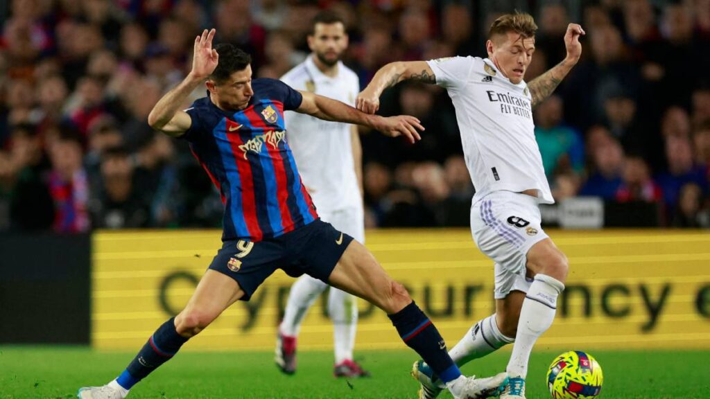 Real Madrid y Barcelona por una nueva pelea por LaLiga | Medina; Reuters