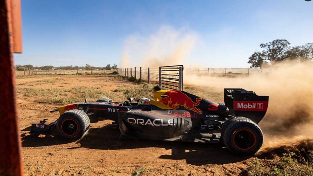 Ricciardo realizó un alocado viaje por carretera a través de su país natal al volante del Red Bull RB7