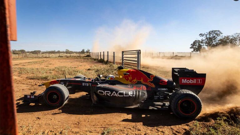 Daniel Ricciardo toma el control del RB7 y realiza un alocado viaje por Australia previo al Gran Premio de la Fórmula 1