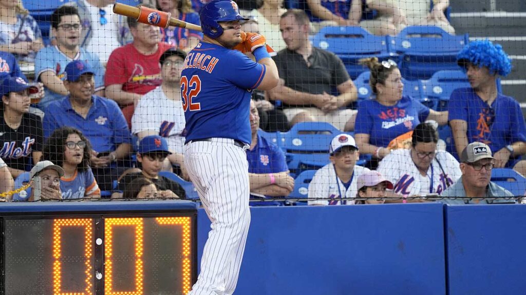 El cronómetro de lanzamiento corre mientras Daniel Vogelbach, de los Mets de Nueva York, calienta. Ap