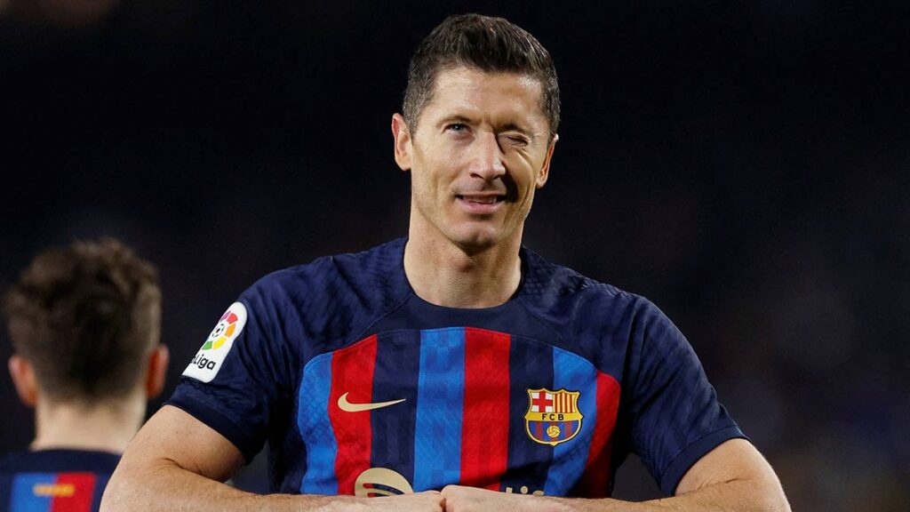 Robert Lewandowski ve un futuro brillante en el Barcelona. Reuters