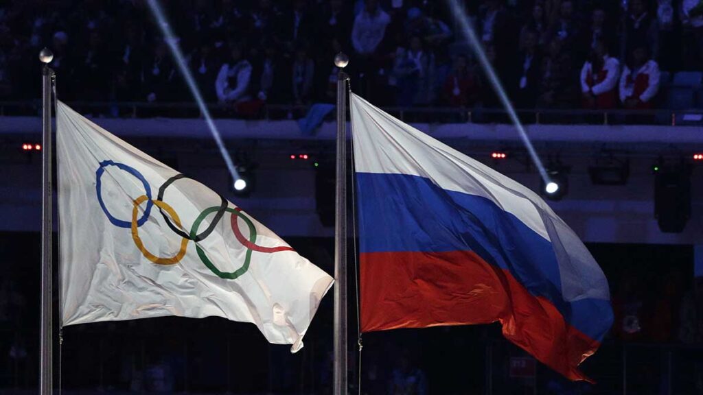 La bandera de Rusia (derecha) junto a la del Movimiento Olímpico. AP