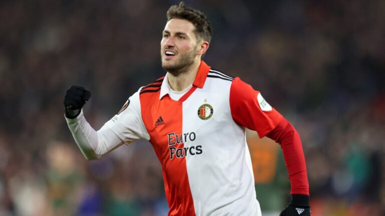 Santiago Giménez está imparable: Llega a cinco tantos en Europa League y encamina al Feyenoord a cuartos de final