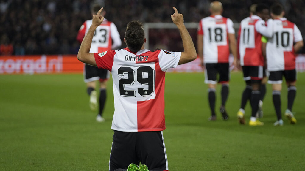 Santi Giménez comanda la remontada del Feyenoord ante el Volendam. AP