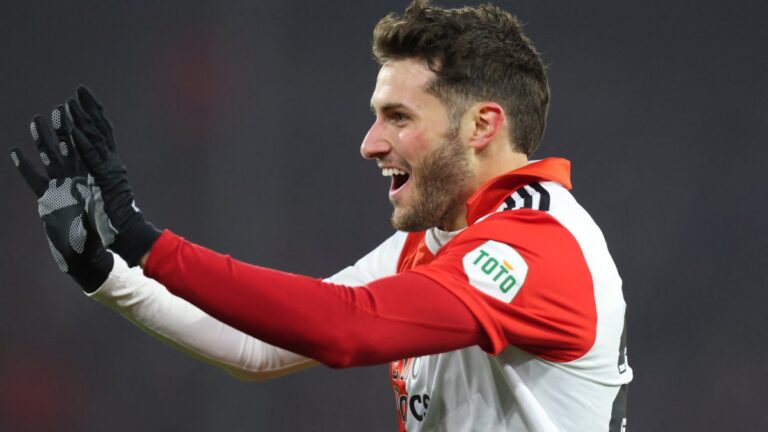 Santiago Giménez empata la mejor temporada europea de Hugo Sánchez y mete al Feyenoord a cuartos