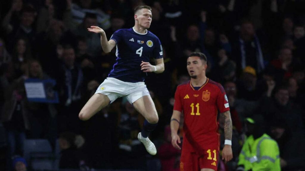 Scott McTominay celebra el primer gol de Escocia. Reuters