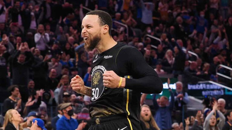 Stephen Curry comanda el triunfo de Warriors ante Pelicans y dan un paso rumbo a la defensa del título en playoffs