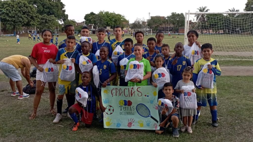 Una postal de la laegría que genera el tenis en los niños.