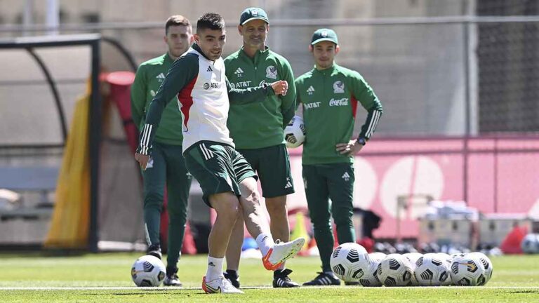 Con Santiago Giménez, la selección mexicana ya entrena en Surinam de cara a su debut en la Nations League de Concacaf