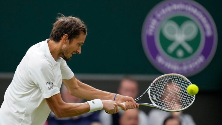 Wimbledon permitirá participación de tenistas rusos y bielorrusos como jugadores neutrales