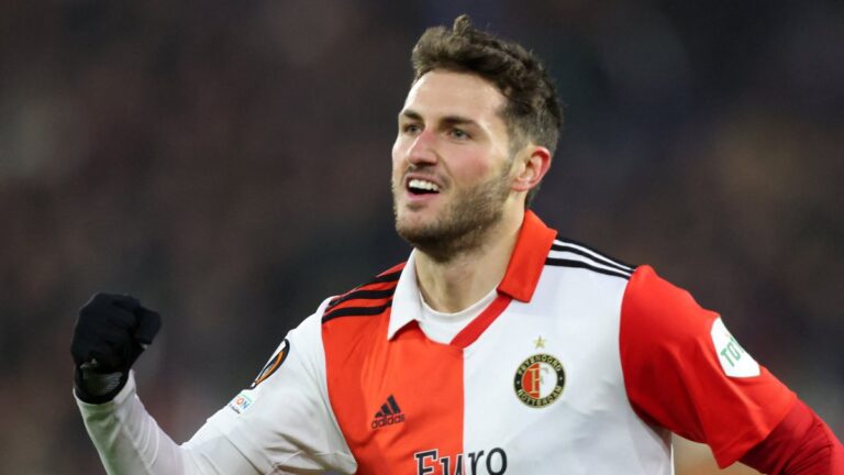 El Feyenoord no descarta la salida de Santiago Giménez en verano