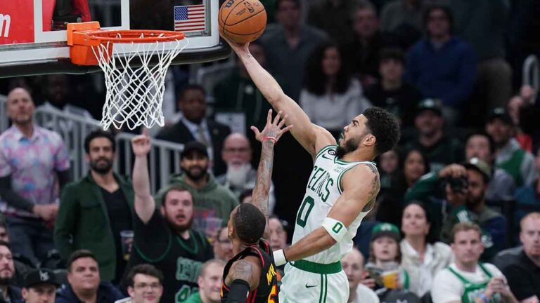 Jayson Tatum brilla en la victoria de los Celtics ante Hawks y se alejan en la serie