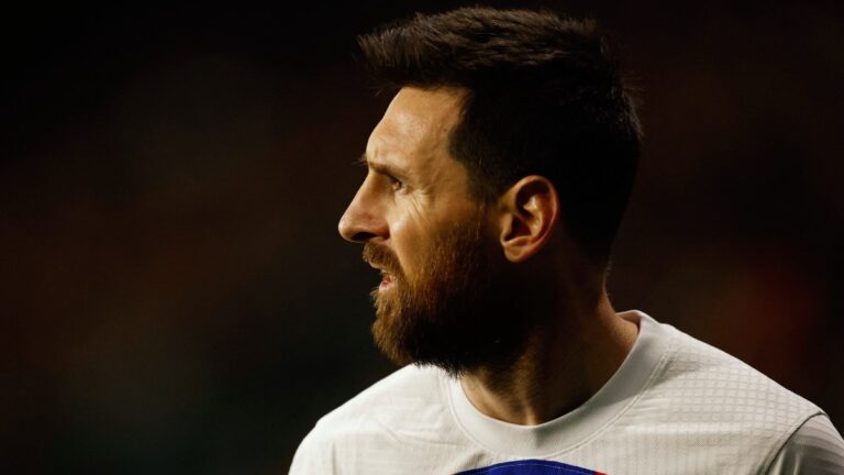 La razón por la que Mario Kempes le aconseja a Messi rechazar al Barcelona y quedarse en el PSG