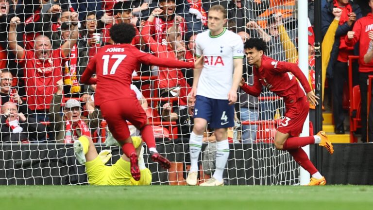 Luis Díaz reaparece en la titular de Liverpool con golazo ante Tottenham