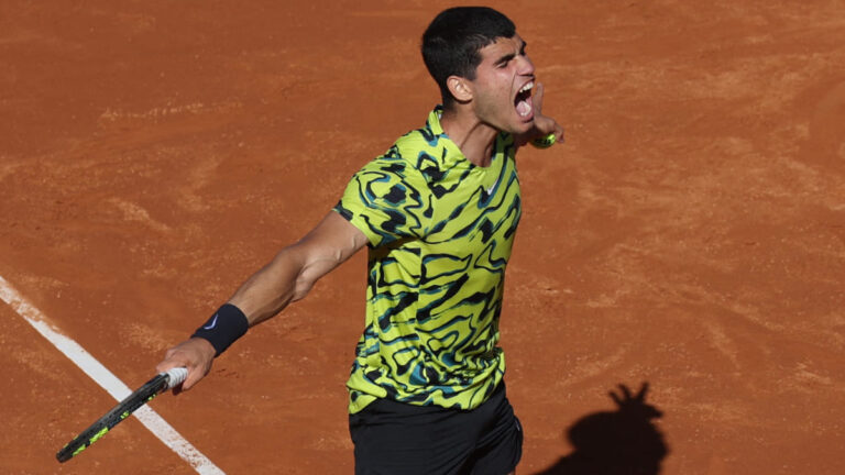 Carlos Alcaraz le respira en la nuca a Novak Djokovic