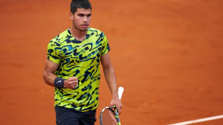 Alcaraz regresa a las canchas pisando fuerte en su defensa del título del ATP de Barcelona