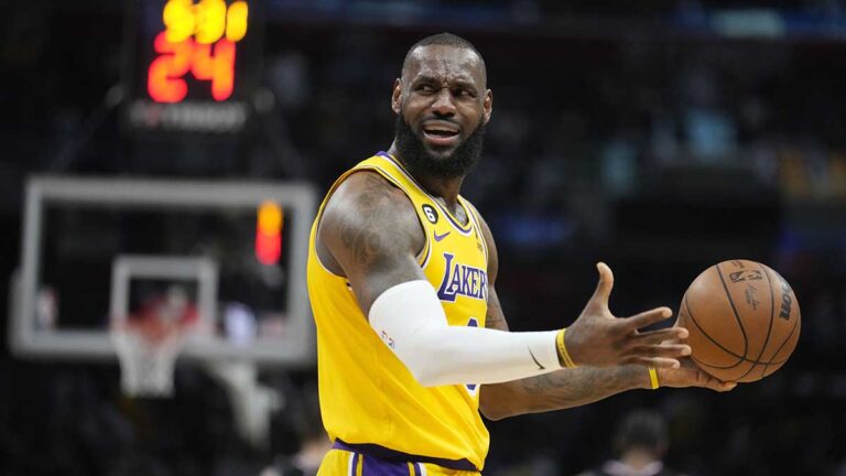 Lakers y LeBron James llegan a tres años sin ganarle a los Clippers y están practicamente condenados a jugar el play-in