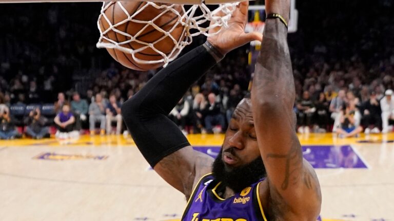 Lakers vencen a Suns y podrían evitar minitorneo en la NBA