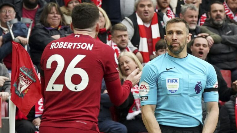 La Premier League suspende al árbitro que agredió a Andy Robertson del Liverpool
