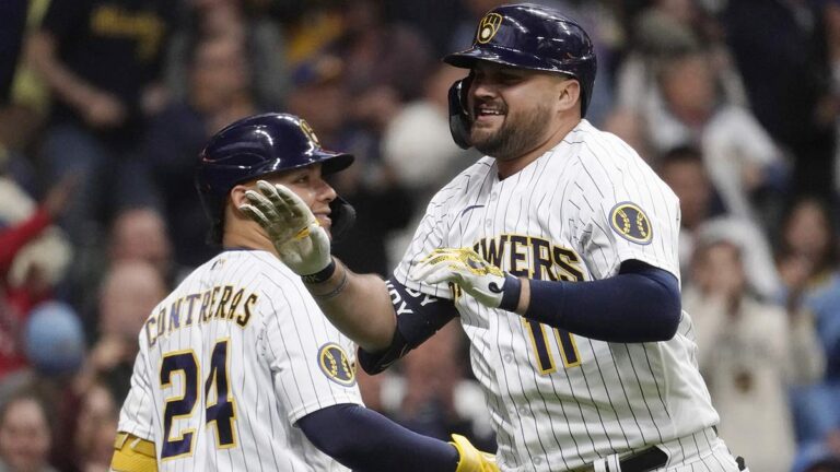 El mexicano Rowdy Tellez suma otro home run en la victoria de los Brewers ante los Red Sox